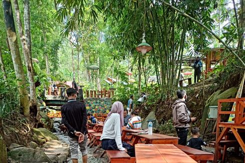 Wana Wisata Sumber Biru di Jombang, Sensasi Makan di Tengah Sungai