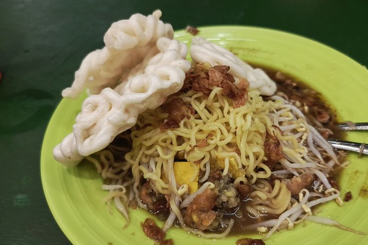 Salah satu kuliner Jawa timur, lontong mi kombinasi lontong, mi, petis khas, tahu, lento, dan kuah gurih, disempurnakan dengan tauge dan kerupuk.