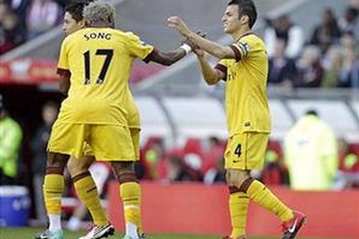 Kapten Arsenal, Cesc Fabregas (kanan), merayakan golnya ke gawang Sunderland, dalam lanjutan Premier League, Sabtu (18/9/2010).