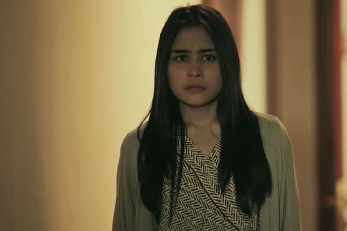 Prilly Latuconsina yang berperan menjadi Risa Saraswati di film Danur (2017).