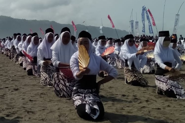 Siswi menari Montro di Pantai Parangkusumo, Bantul. Sabtu (26/8/2023)