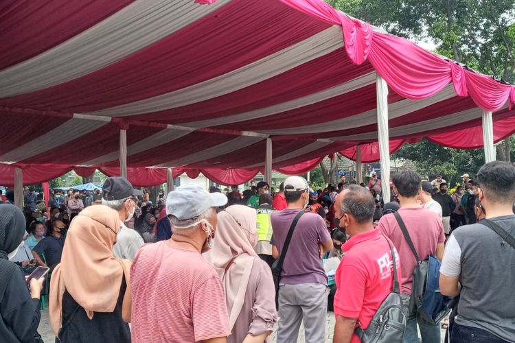 Antrean membludak warga yang ingin mendapatkan dosis vaksinasi covid-19 di Alun-alun Kota Bekasi pada Rabu (30/3/2022). Diperkirakan, sebanyak 1.000 warga yang datang ke alun-alun untuk menerima vaksin dosis booster agar bisa pergi ke kampung halaman mereka masing-masing saat libur Lebaran tahun 2022 tiba. 