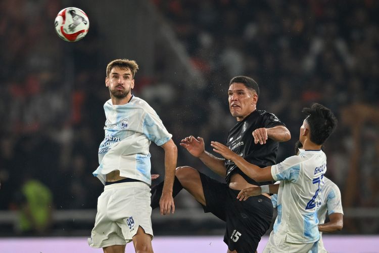 Pesepak bola Persija Jakarta Van Basty Sousa (tengah) berebut bola dengan pesepak bola PSIM Yogyakarta Nermin Haljeta (kiri) dalam pertandingan lanjutan Super League 2025 di Stadion Utama Gelora Bung Karno (SUGBK), Jakarta, Jumat (28/11/2025). ANTARA FOTO/Rivan Awal Lingga/app/YU