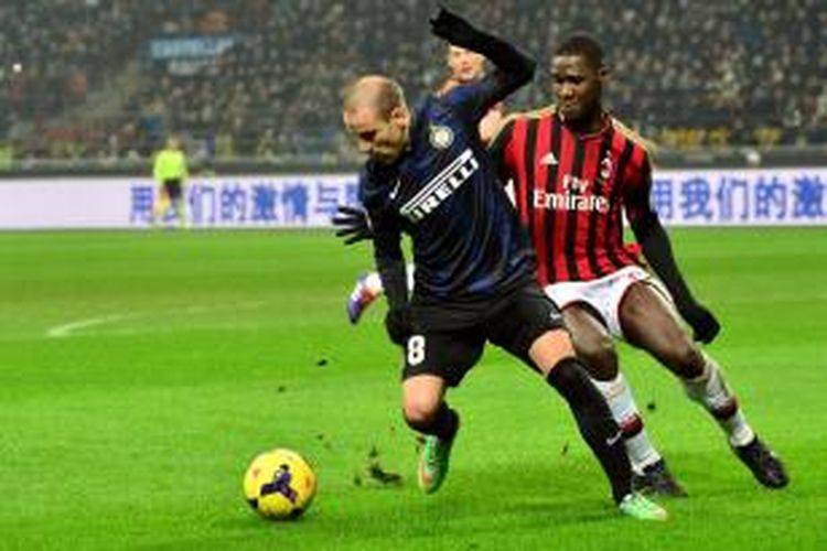 Striker Inter Milan, Rodrigo Palacio, saat berebut bola dengan gelandang AC Milan, Kevin Constant, pada lanjutan Serie-A di Stadion Giuseppe Meazza, Minggu (22/12/2013). Berkat gol Palacio, Inter menang 1-0 pada laga tersebut. 