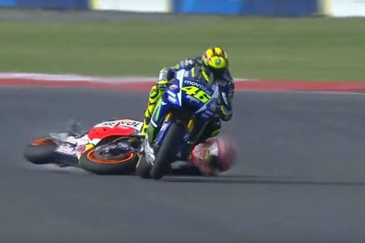 MotoGP Argentina 2015, Rossi menyenggol Marquez hingga terjatuh