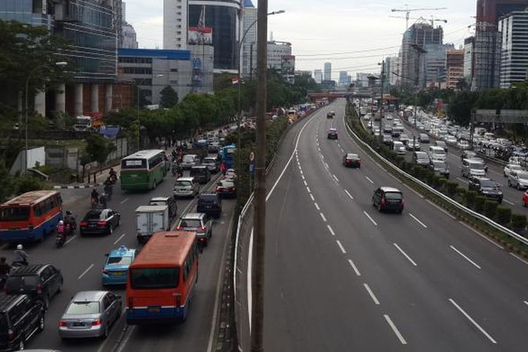 Kemacetan di Jalan Jenderal Gatot Subroto imbas dari penutupan Tol Cawang, Jumat (24/4/2015).