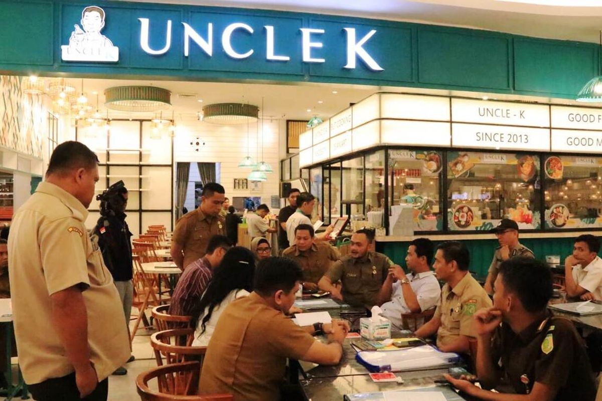 Tim pelaksana penagihan tunggakan pajak daerah dipimpin Kasubbid Teknis Bidang 2 BPPRD Kota Medan Sutan Partahi saat mendatangi restoran Uncle K di lantai empat Sun Plaza Medan pada awal Maret 2020 lalu