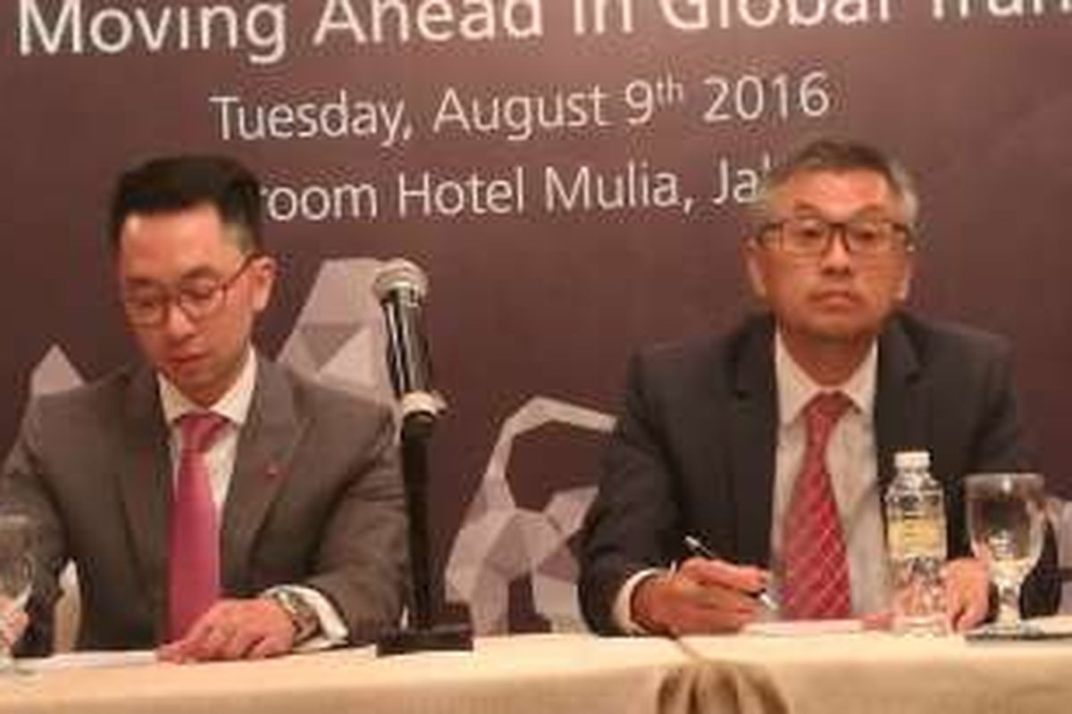 Head of Treasury and Markets Bank DBS Indonesia Wiwig Wahyu Santoso (kanan) dan Head of Wealth Management Bank DBS Indonesia Widrawan Hindrawan (kiri) di Jakarta, Selasa (9/8/2016).