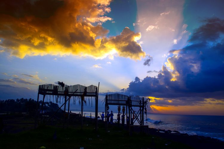 Ilustrasi suasana pagi di Pantai Keramas, Kabupaten Gianyar, Bali. Pantai Keramas jadi salah satu pantai yang dekat dengan Ubud.