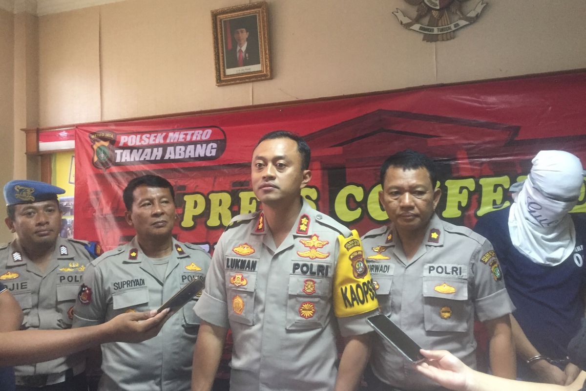 Kapolsek Tanah Abang AKBP Lukman Cahyono saat menjelaskan kasus pemerasan oleh komplotan yang mengaku sebagai polisi, di Polsek Tanah Abang, Jakarta Pusat, Selasa (8/10/2019).