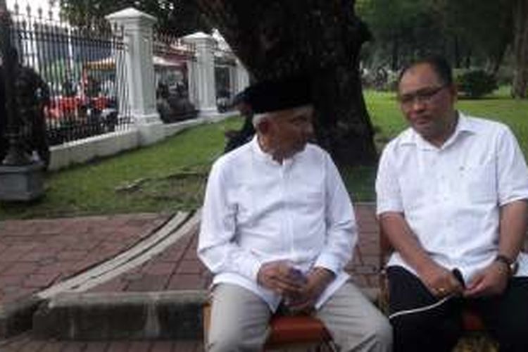 Amien Rais tampak sedang duduk-duduk di luar Istana Merdeka, Jakarta, Jumat (4/11/2016). Ia tidak ikut serta dalam pertemuan antara utusan demonstran dengan Wakil Presiden Jusuf Kalla.