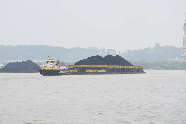 Kapal Tagboat sedang menarik tongkang berisi batu bara di perairan Sungai Mahakam, Samarinda, Kalimantan Timur belum lama ini. 