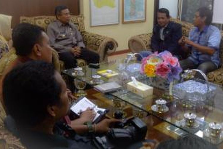 Walikota Parepare, Sulawesi Selatan, HM Taufan Pawe saat berdialog dengan sejumlah wartawan di ruang kerjanya. Taufan ogah mengincar Adipura ke 10 tahun ini