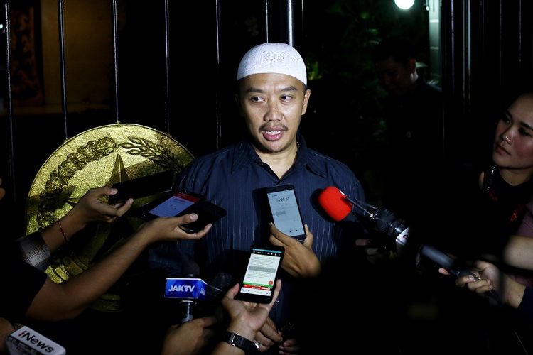 Menpora Imam Nahrawi memberikan keterangan kepada wartawan terkait penetapan dirinya sebagai tersangka baru kasus dugaan korupsi oleh KPK di Widya Chandra III, Jakarta, Rabu (18/9/2019). KPK menetapkan Imam Nahrawi sebagai tersangka kasus dugaan suap pemberian dana hibah KONI. ANTARA FOTO/Rivan Awal Lingga/nz