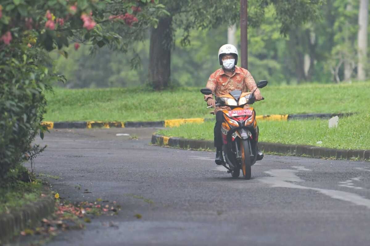 Gubernur Jawa Barat Ridwan Kamil saat menjajal motor listrik di kawasan Palm Spring Golf, Kabupaten Karawang, Jumat (24/12/2021).