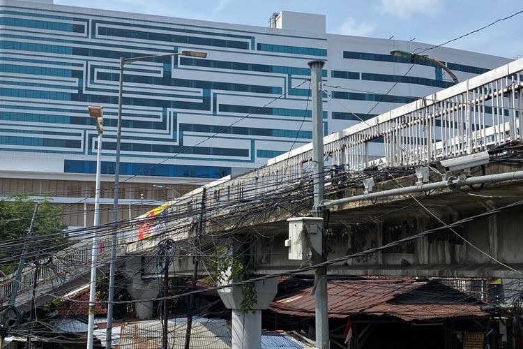 Kabel Semrawut di JPO Cawang Kompor Akan Dipindahkan ke Bawah Tanah