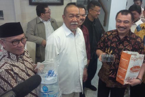  Pulang Umrah, Deddy Mizwar Bawa Air Zamzam ke Kantor Gerindra Jabar