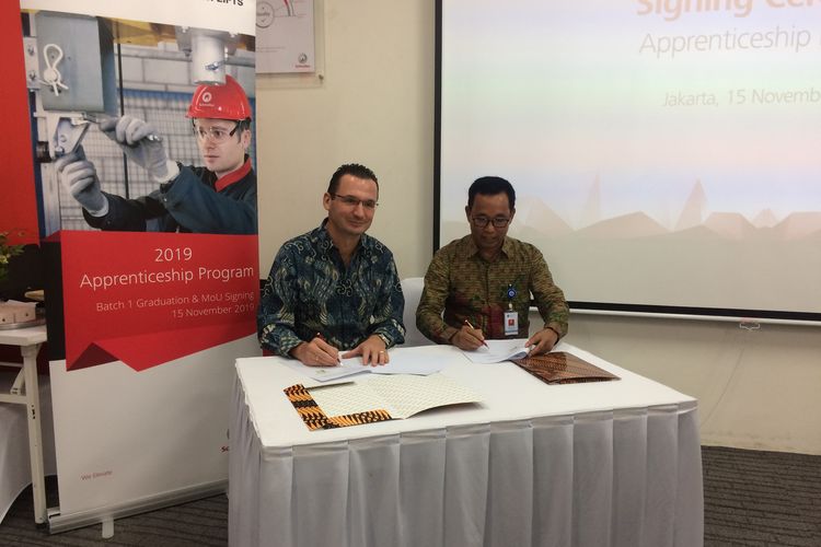 Presiden Direktur PT Berca Schindler Lifts Thibaut Le Chatelier dan Kepala BBPLK Herman saat menandatangani kerjasama magang di kantor pusat Berca, Puri Indah, Jakarta Barat, Jumat (15/11/2019).