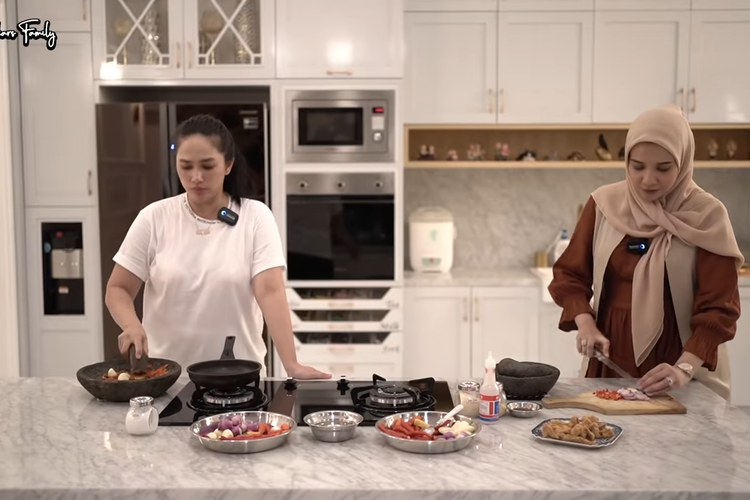 Zaskia Sungkar dan Ussy Sulistiawaty berbincang soal pekerjaan dan rumah tangga sembari memasak sambal