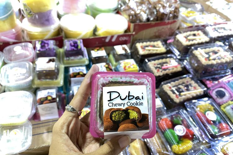 Ketika Lemper Bertemu Dubai Chewy Cookie di Pasar Kue Subuh Senen...