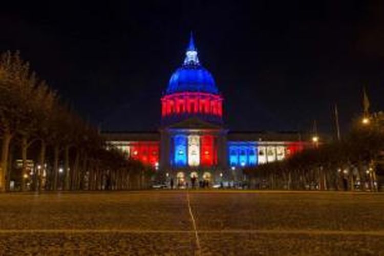 San Francisco City Hall, diselimuti bendera nasional Perancis, di San Francisco, California, Sabtu, 14 November 2015. Aksi ini merupakan bentuk solidaritas untuk mengenang ratusan orang yang tewas dan terluka dalam aksi serangan teroris yang terjadi di paris pada 13 November malam.