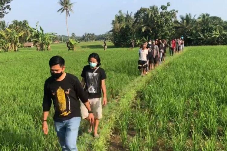 Seorang petani digelandang ke Mapolres Pandeglang Rabu (28/7/2021), setelah terbukti menjadi pelaku pembunuhan terhadap tetangganya sendiri.