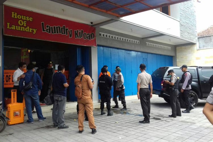 Polisi menggeledah sebaluah kios laundry di Sukoharko,Jawa Tengah, Senin (29/5/2017)