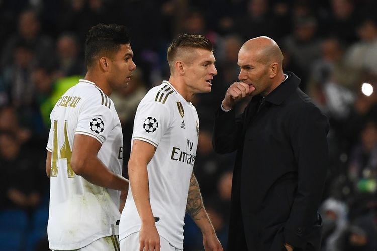 Gelandang Real Madrid, Toni Kroos (kiri), bersama sang pelatih Zinedine Zidane (kanan), pada laga kontra Galatasaray  di Stadion Santiago Bernabeu, 6 November 2019.