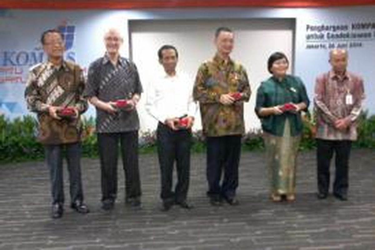 Lima orang cendekiawan berdedikasi peraih penghargaan dari Harian Kompas. Dalam rangka memperingati HUT ke-49 Kompas yang jatuh tanggal 28 Juni 2014.