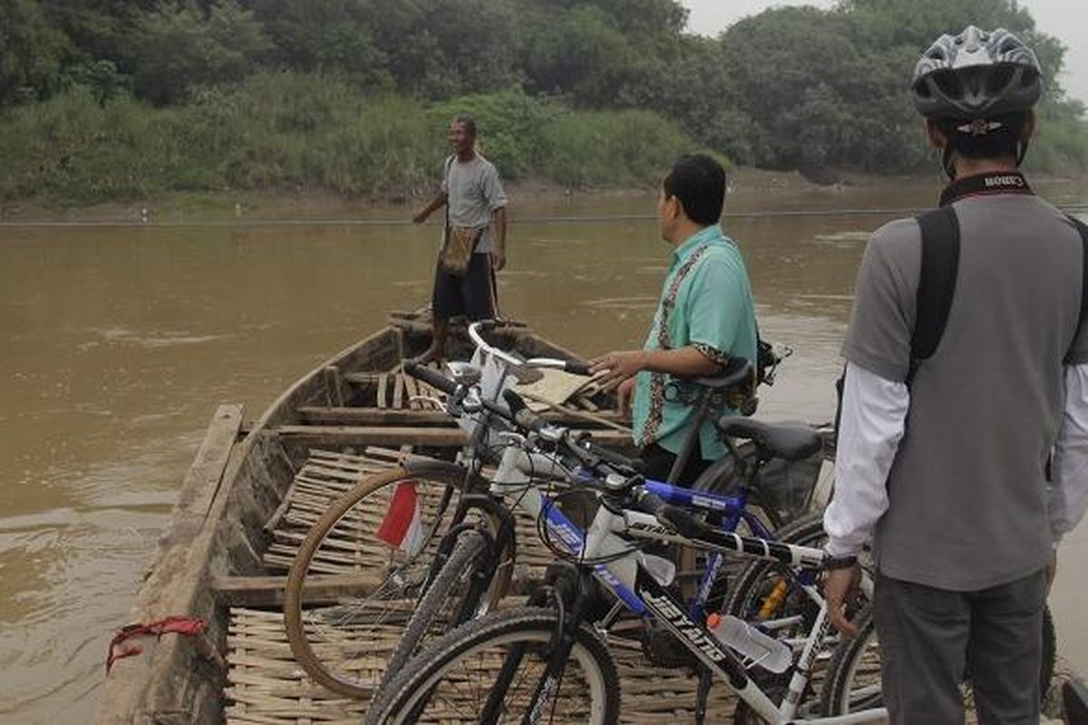 Warga menyeberang Sungai Bengawan Solo menggunakan perahu kayu dari Kelurahan Sangkrahan, Kecamatan Pasar Kliwon, Kota Surakarta, Jawa Tengah, Kamis (21/7/2016). Menyeberangi Sungai Bengawan Solo adalah salah satu aktivitas yang ditawarkan dalam paket wisata Accor Solo Royal Heritage Cycling.