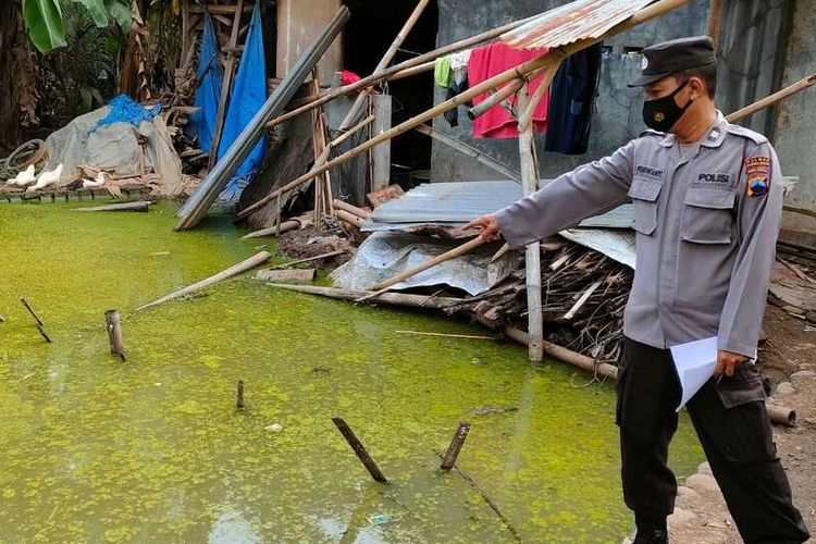 Polisi mendatangi TKP tewasnya balita karena tenggelam di Desa Kembangan, Kecamatan Bukateja, PurbaIingga, Jawa Tengah, Minggu (11/9/2022) siang.