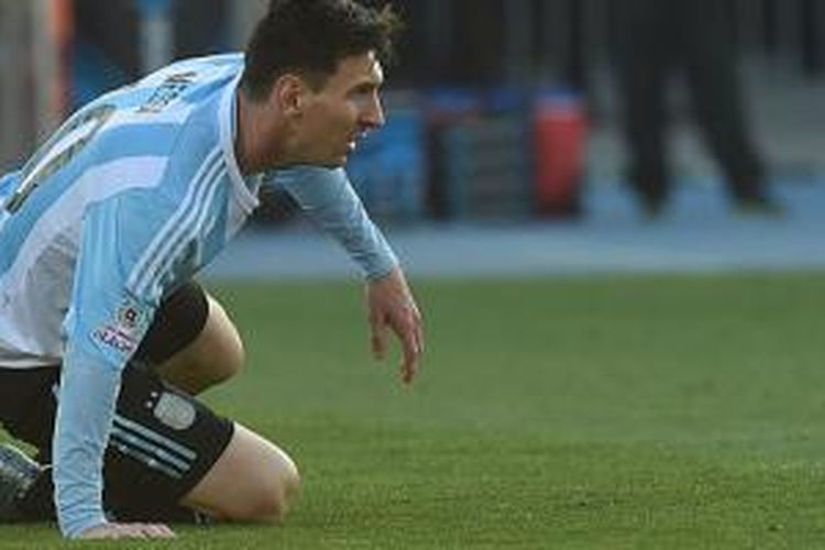 Lionel Messi ditempel ketat oleh para pemain Cile pada final Copa America 2015, Sabtu (4/7/2015). 