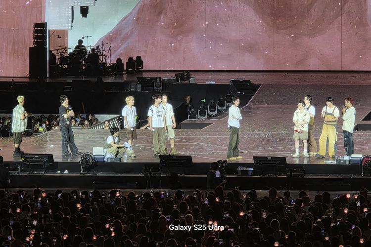 Hasil zoom telephoto 10x Samsung S25 Ultra saat di konser Seventeen: Right Here di Bangkok Thailand. Momen ketika para member berdiri di extended stage sambil berinteraksi dengan para penonton konser