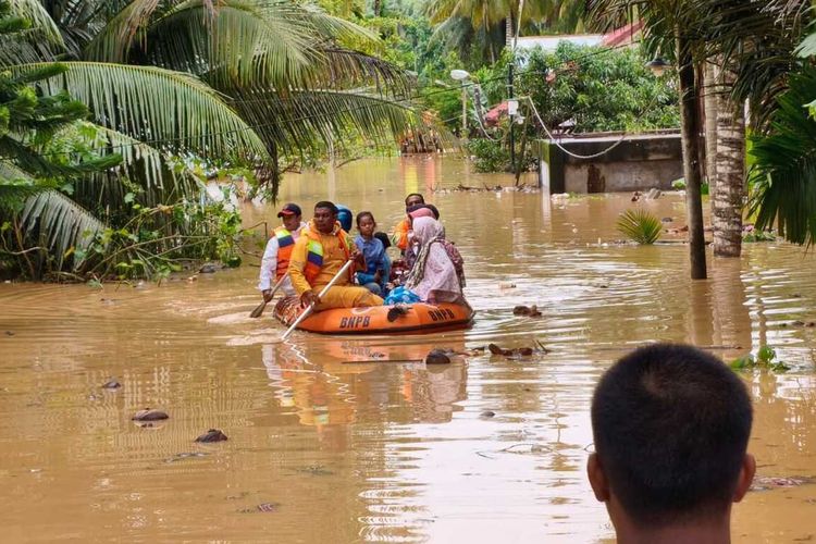 Tim gabungan mengevakuasi warga korban banjir di Desa Paloh Punti, Kecamatan Muara Satu, Kota Lhokseumawe, Provinsi Aceh, Jumat (27/11/2025)