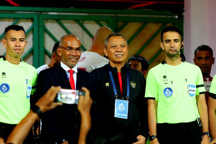 Direktur operational PT liga Indonesia Baru Sudjarno foto bersama pengawas pertandingan dan wasit sebelum berlangsungnya pertandingan pekan ke-32 Liga 1 2022-2023 antara Madura United melawan PSM Makassar yang berakhir dengan skor 0-1 di Stadion Gelora Ratu Pamelingan Pamekasan, Jumat (31/3/2023) malam.
