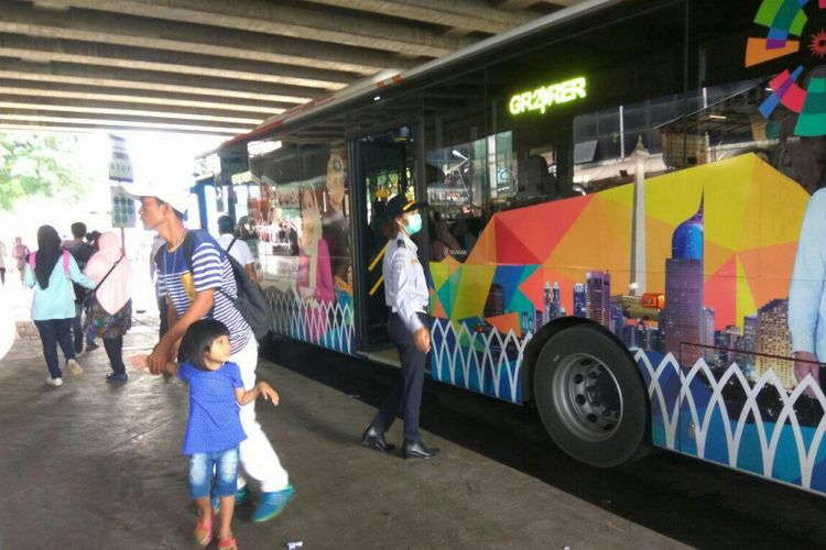 Bus transjakarta explorer berhenti di halte pemberhentian antara Blok G dan Blok F.