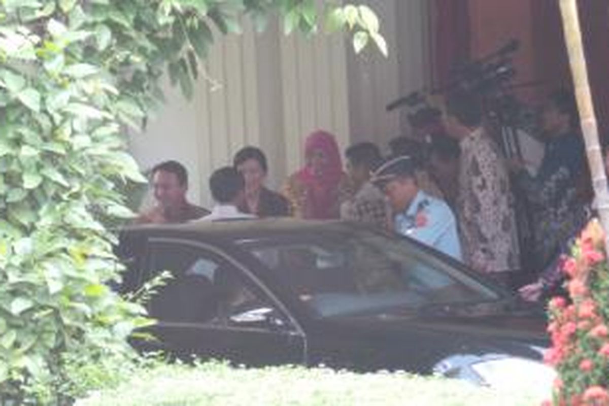 Plt Gubernur DKI Jakarta Basuki Tjahaja Purnama bersama Veronica Tan menyambut Joko Widodo di rumah dinas gubernur, Jalan Taman Suropati 7, Rabu (22/10/2014).