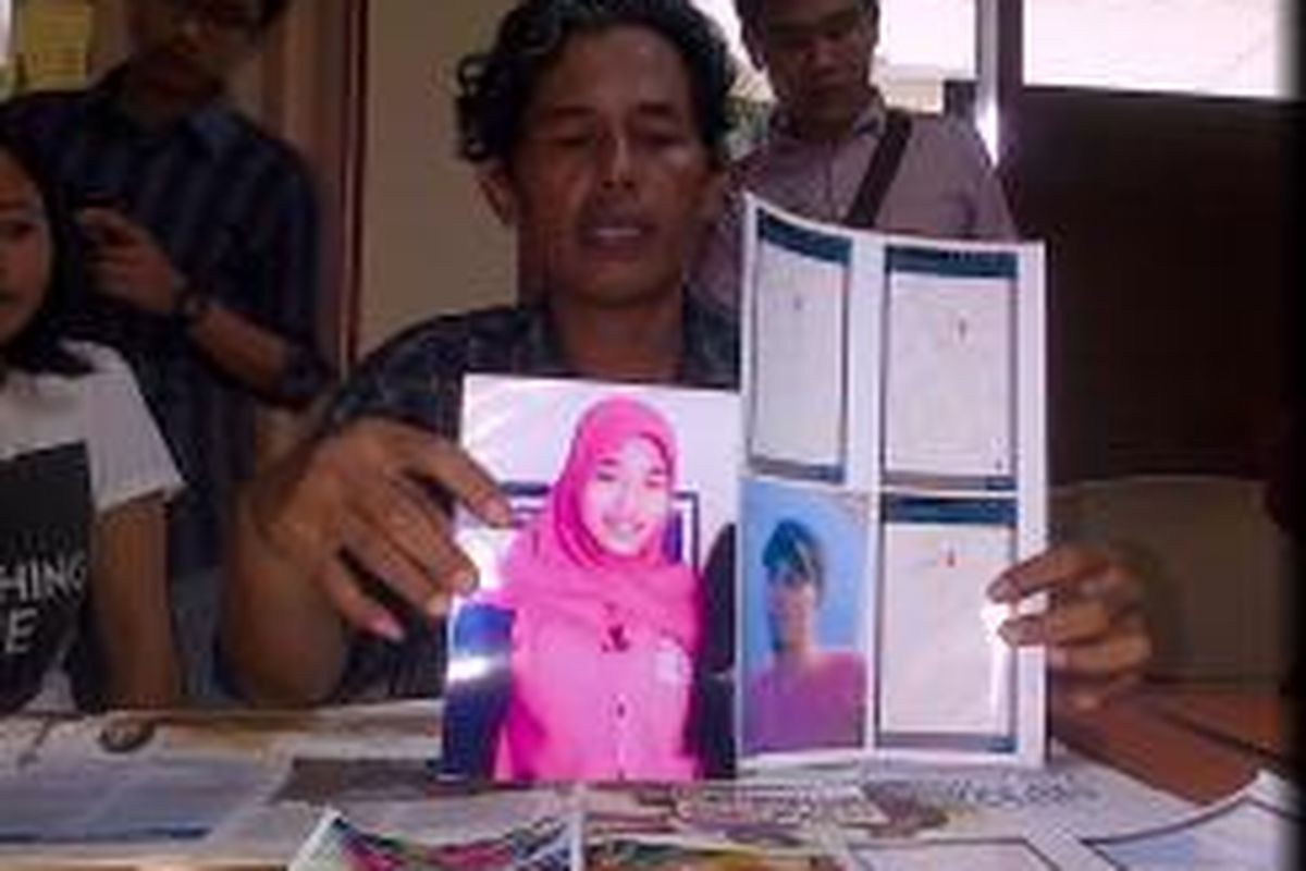 Sugiyanto (45), Melaporkan Anaknya, Shara Meilanda Ayu alias Ayu (20) yang pergi dari rumahnya sejak 10 April 2014 di Mapolda Metro Jaya, Senin (12/5/2014)