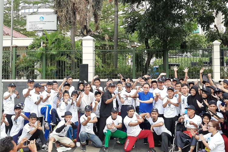 Memperingati Hari Pahlawan 2019, Direktorat Jenderal Kebudayaan Kemendikbud bersama Komunitas Pencak Silat mengadakan kegiatan flash mob yang diikuti lebih dari 100 peserta terdiri dari pesilat muda, pendekar hingga sesepuh di depan kantor Kemdikbud, Jakarta.