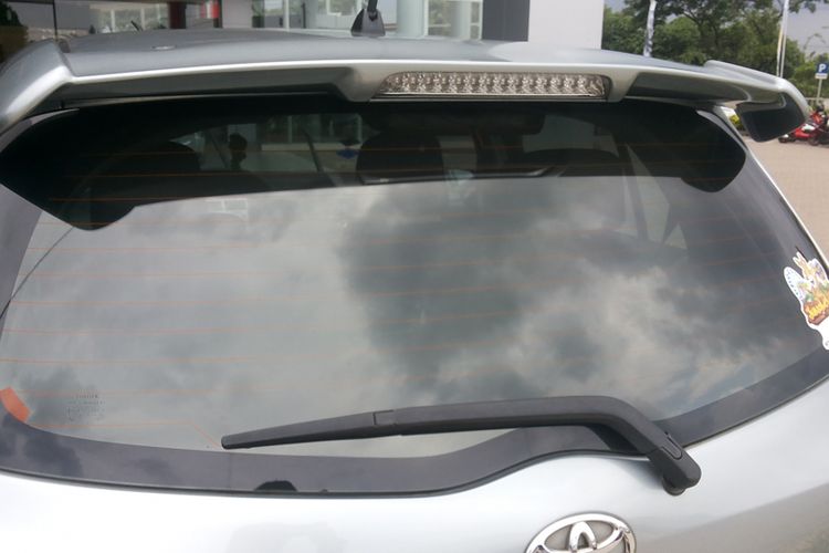 Salah satu mobil yang sudah dilengkapi defogger namun masih memiliki wiper di kaca belakang.