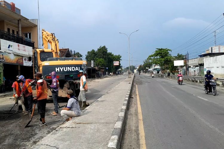 DIKEBUT: Proses perbaikan jalan di Pantura Demak-Kudus tepatnya di Desa Karanganyar, Kecamatan Karanganyar dikebut, Sabtu (24/3/2024).