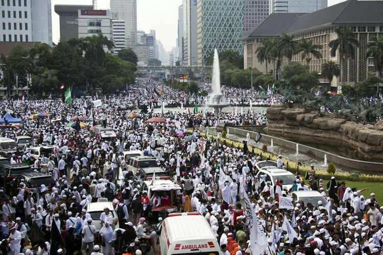 Umat muslim mengikuti aksi reuni 212 di Bunderan Hotel Indonesia, Jakarta, Minggu (2/12/2018). Jutaan orang turut dalam acara Reuni Akbar 212 yang diselenggarakan di kawasan Monas tersebut, diketahui sekitar 20.000 personel gabungan dari TNI, Polri, dan pemerintah daerah membantu pengamanan acara.