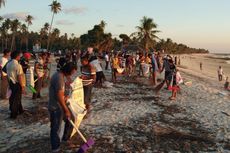 Ratusan Warga Rote dan Turis Asing Bersihkan Pantai Nemberala