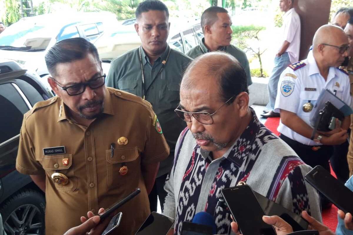 Wakil Ketua I DPD RI, Nono Sampono saat diwawancarai wartawan di kantor Gubernur Maluku, Selasa (10/3/2020)