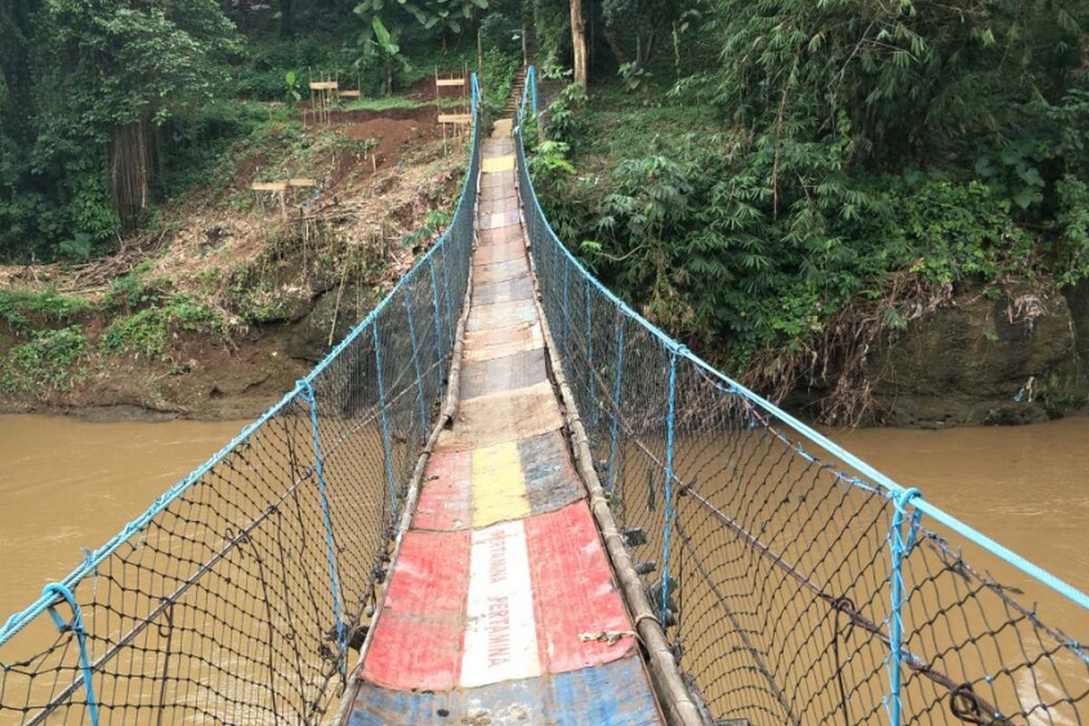 Jembatan gantung Indiana Jones di RT 012 RW 002 Kelurahan Srengseng Sawah, Jagakarsa, Jakarta Selatan, dipasangi jaring di kedua sisinya. Jembatan ini masih belum dibangun dengan jembatan baru. Foto diambil Selasa (13/3/2018).