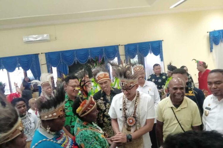Menteri Pariwisata dan Ekonomi Kreatif (Menpanrekeraf), Sandiaga Salahuddin Uno, saat berbincang dengan salah satu ibu pengiat UMKM kampung wisata disela-sela pertemuan dengan 12 kampung wisata di Papua yang berlangsung di Aula Kantor Bupati Jayapura, Papua, Rabu (5/7/2023).