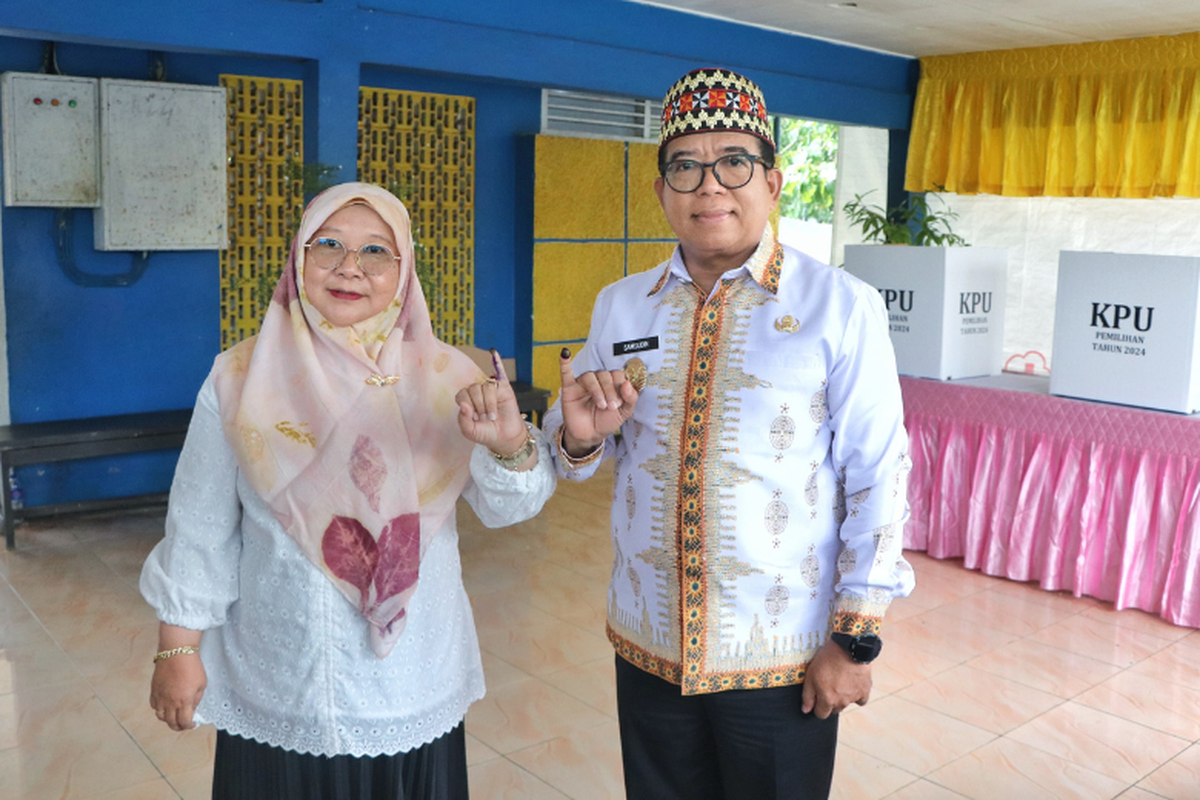 Pj Gubernur Lampung Samsudin bersama istri saat berpartisipasi pada Pilkada 2024 di Tempat Pemungutan Suara (TPS) setempat. 