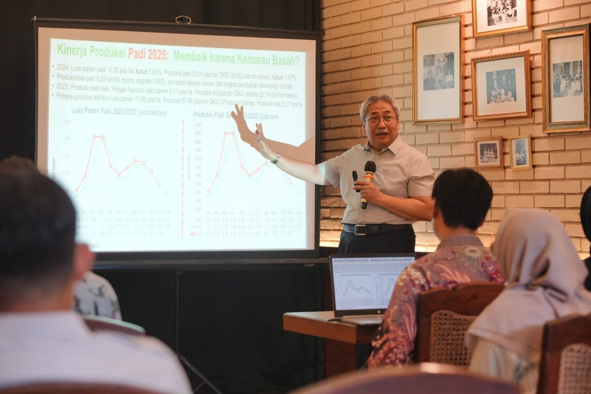 Guru Besar Ekonomi Pertanian Universitas Lampung Bustanul Arifin dalam diskusi publik bertajuk ?Satu Tahun Kabinet Merah Putih: Menguji Janji Swasembada Pangan? yang digelar INDEF di Jakarta, Jumat (17/10/2025).
