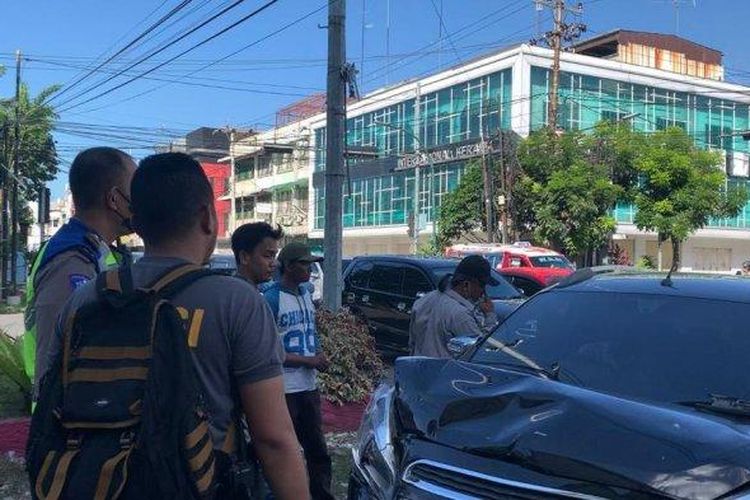 Kondisi mobil pribadi yang terlibat kecelakaan dengan mobil ambulans dipersimpangan empat, Jalan Sutomo dan Jalan Prof HM Yamin, Kota Medan, Minggu (19/6/2022).