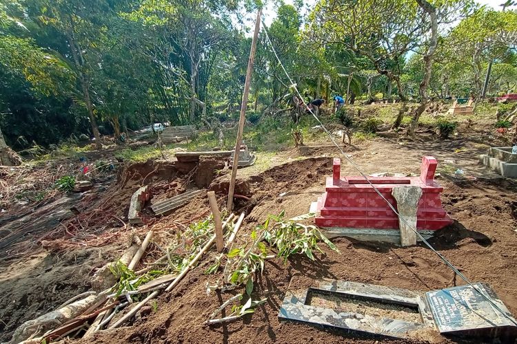 Banjir bandang terjang pemakaman di banyuwangi.